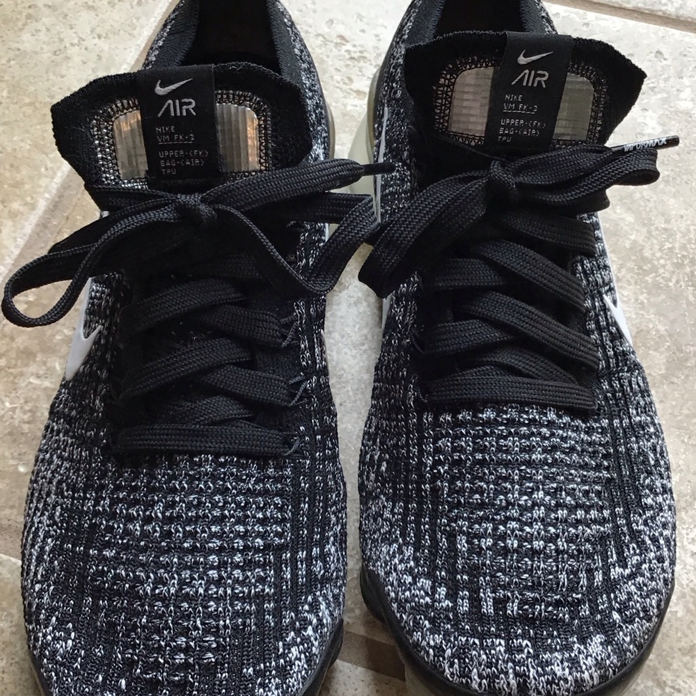 Nike Black and White Flyknit Women’s Sneakers - Picture 3 of 7